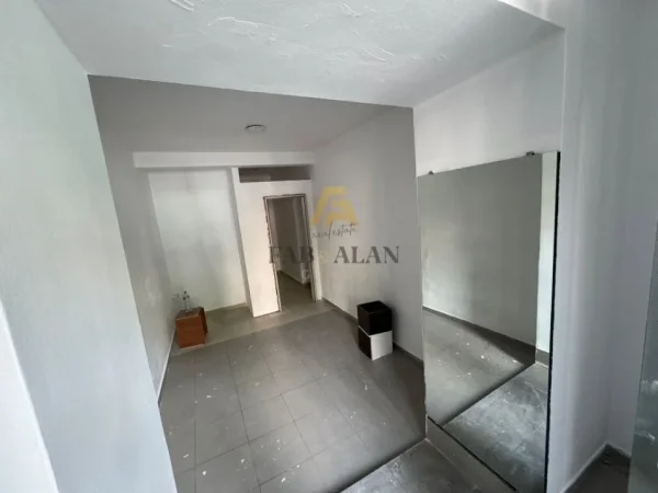 Tirane, jepet me qera ambjent biznesi Kati 0, 30 m² 600 € (Rruga e Durresit)