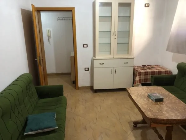 Tirane, jepet me qera apartament 1+1 Kati 1, 60 m² 300 € (Shkolla Bajram Curri)