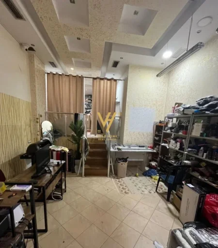 Tirane, jepet me qera dyqan Kati 0, 130 m² 350 € (RRUGA 5 MAJI)