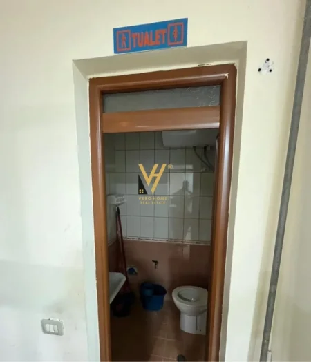 Tirane, jepet me qera dyqan Kati 0, 130 m² 350 € (RRUGA 5 MAJI)