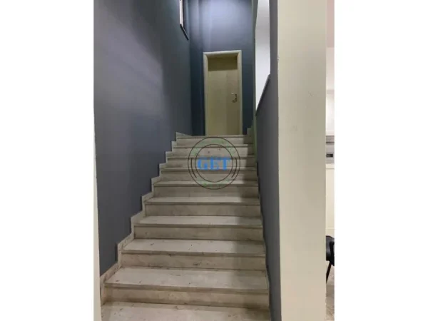 Durres, jepet me qera ambjent biznesi Kati 4, 250 m² (Sheshi Pranvera, Durres.)