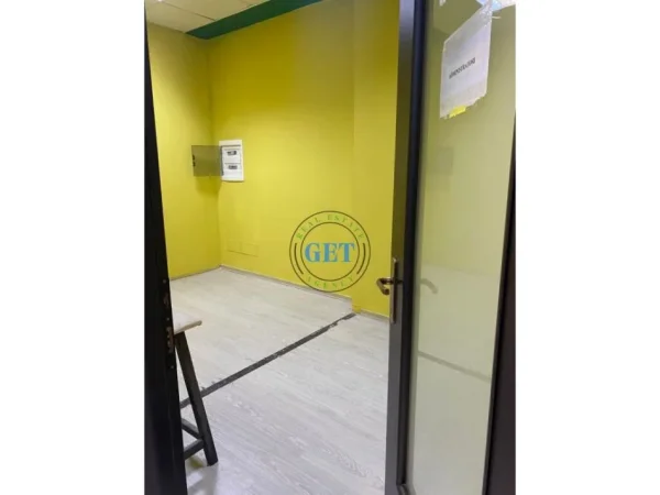 Durres, jepet me qera ambjent biznesi Kati 4, 250 m² (Sheshi Pranvera, Durres.)