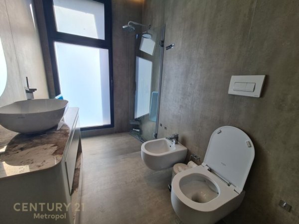Tirane, jepet me qera apartament 3+1 Kati 1, 149 m² 2.300 € (teg)