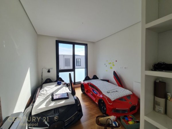 Tirane, jepet me qera apartament 3+1 Kati 1, 149 m² 2.300 € (teg)