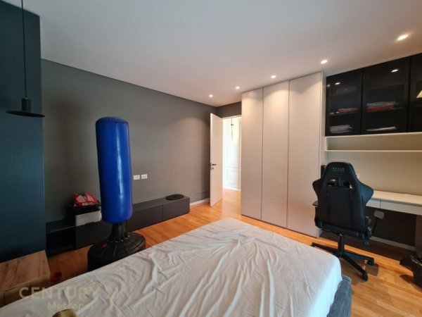 Tirane, jepet me qera apartament 3+1 Kati 1, 149 m² 2.300 € (teg)