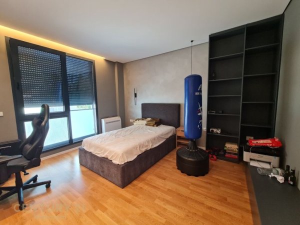 Tirane, jepet me qera apartament 3+1 Kati 1, 149 m² 2.300 € (teg)