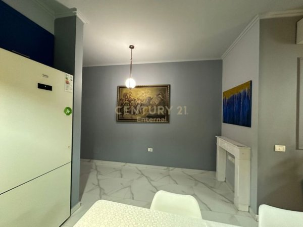 Tirane, jepet me qera apartament 2+1 Kati 2, 102 m² 800 € (kopeshti botanik)