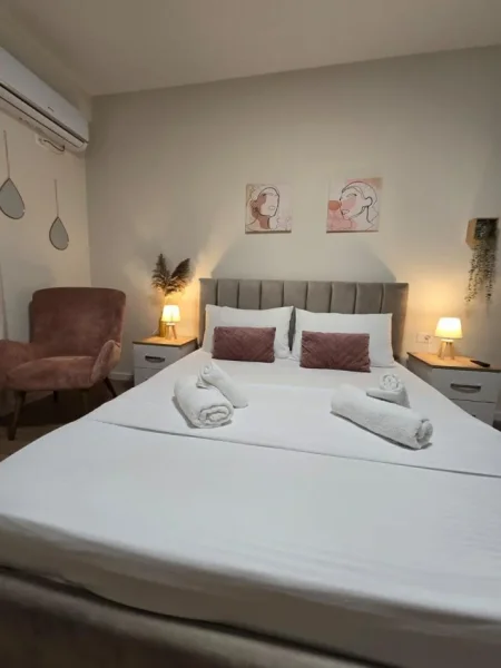 Tirane, jepet me qera apartament 1+1+Ballkon Kati 2, 75 m² 800 € (PAZARI I RI)