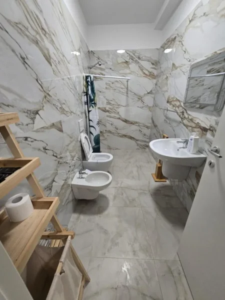 Tirane, jepet me qera apartament 1+1+Ballkon Kati 2, 75 m² 800 € (PAZARI I RI)