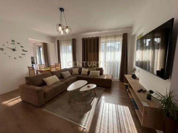 Tirane, jepet me qera apartament 1+1+Aneks+Ballkon Kati 3, 108 m² 800 € (RRUGA E DURRESIT)