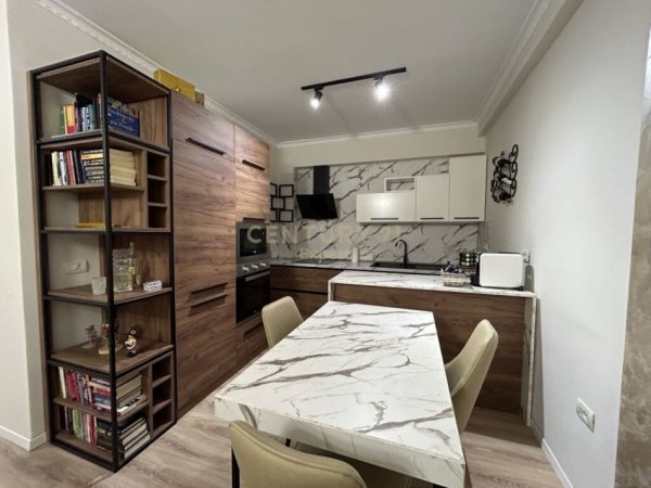 Tirane, jepet me qera apartament 2+1+Aneks+Ballkon Kati 5, 90 m² 850 € (Rruga e Kavajes)