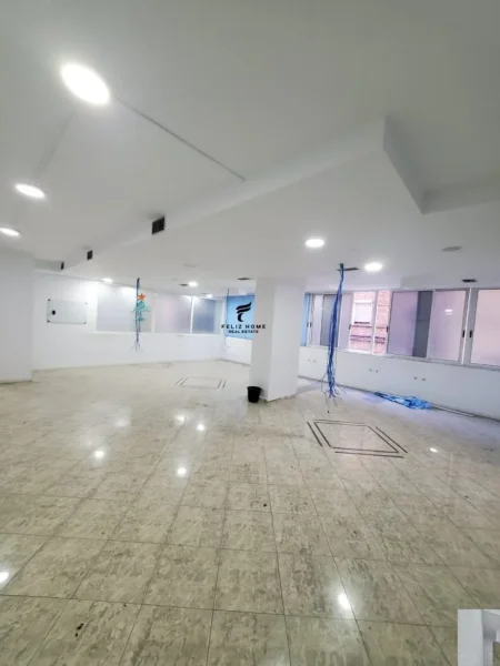 Tirane, jepet me qera dyqan Kati 1, 310 m² 3.100 € (TAIWANI)