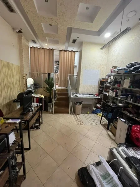 Tirane, jepet me qera dyqan Kati 0, 70 m² 350 € (RRUGA 5 MAJI)