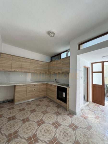 Tirane, jepet me qera apartament 1+1+Ballkon Kati 1, 70 m² 300 € (Kodra e Diellit)