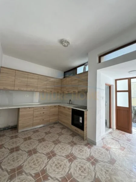 Tirane, jepet me qera apartament 1+1+Ballkon Kati 1, 70 m² 300 € (Kodra e Diellit)