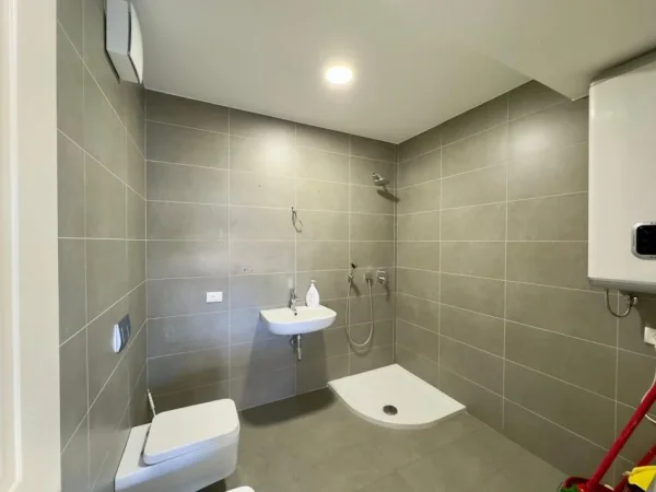 Tirane, jepet me qera ambienti, Kati 3, 120 m² 2.200 € (RTSH, Rruga Ismail Qemali)