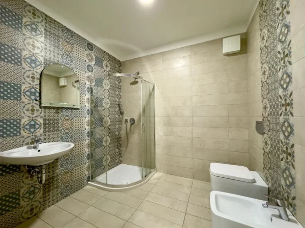 Tirane, jepet me qera ambienti, Kati 3, 120 m² 2.200 € (RTSH, Rruga Ismail Qemali)