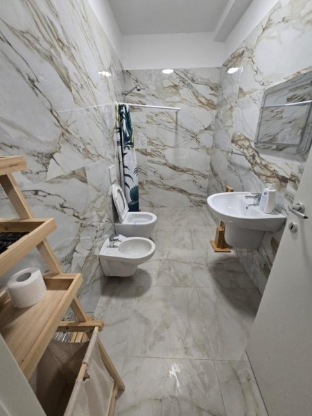 Tirane, jepet me qera apartament 1+1+Ballkon Kati 2, 75 m² 800 € (PAZARI RI)