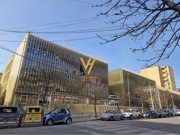 Tirane, shitet dyqan Kati 0, 190 m² 1.300.000 € (RRUGA E BARRIKADAVE)