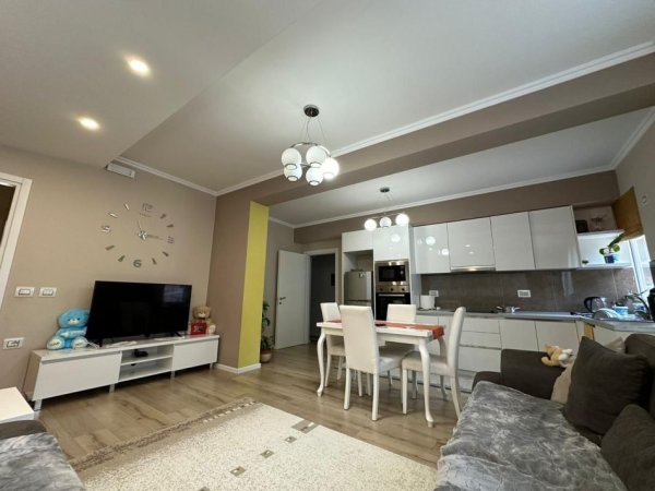 SHITET APARTAMENT 2+1+VERANDE TEK KOPSHTI BOTANIK