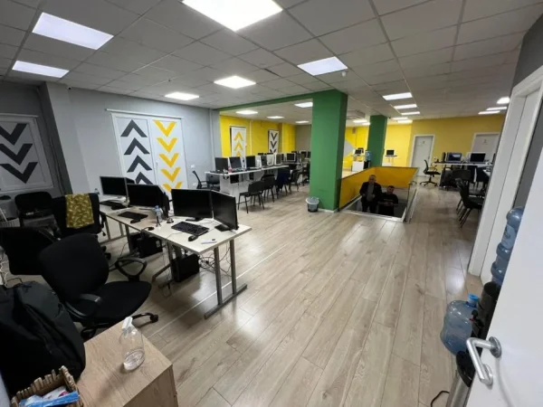 Tirane, jepet me qera ambjent biznesi Kati 0, 562 m² 7.000 € (Selvia)