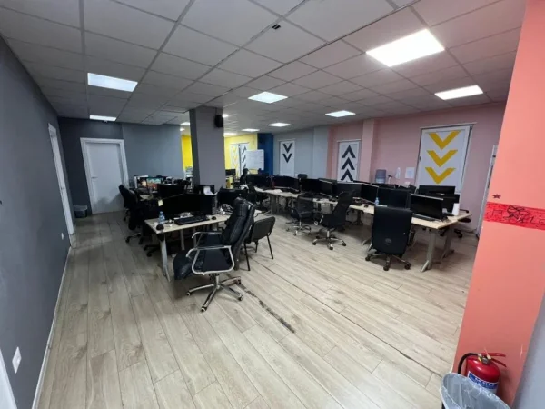 Tirane, jepet me qera ambjent biznesi Kati 0, 562 m² 7.000 € (Selvia)