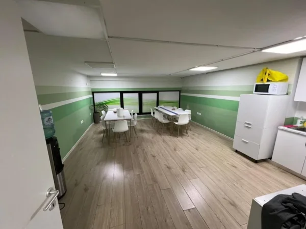 Tirane, jepet me qera ambjent biznesi Kati 0, 562 m² 7.000 € (Selvia)