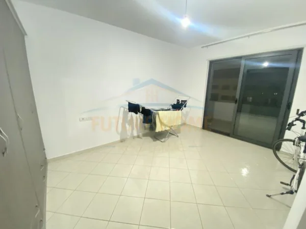 Tirane, jepet me qera apartament 3+1 Kati 8, 140 m² 500 € (Unaza e re)