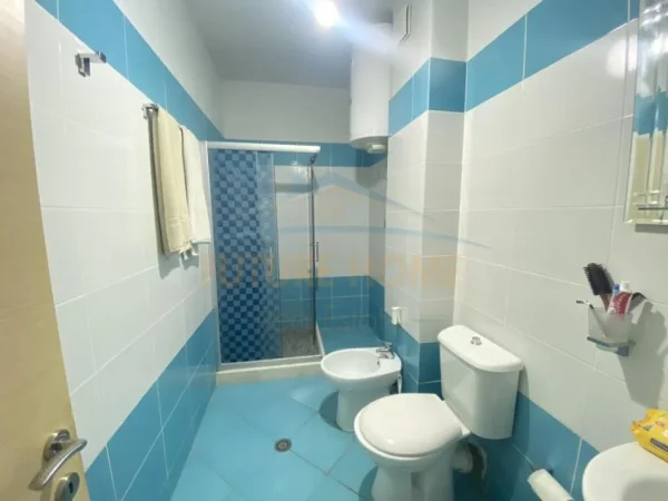 Tirane, jepet me qera apartament 3+1 Kati 8, 140 m² 500 € (Unaza e re)