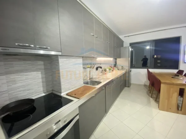 Tirane, jepet me qera apartament 3+1 Kati 8, 140 m² 500 € (Unaza e re)