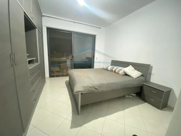 Tirane, jepet me qera apartament 3+1 Kati 8, 140 m² 500 € (Unaza e re)