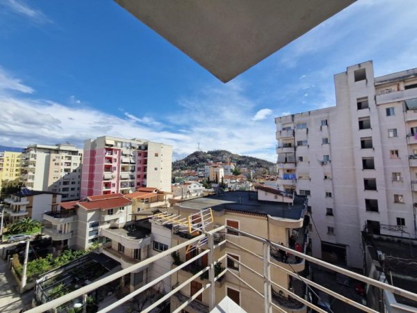 Tirane, jepet me qera apartament 2+1+2+Bllk , 140 m² 350 € (Yzberisht, Rr. e Qelqit)