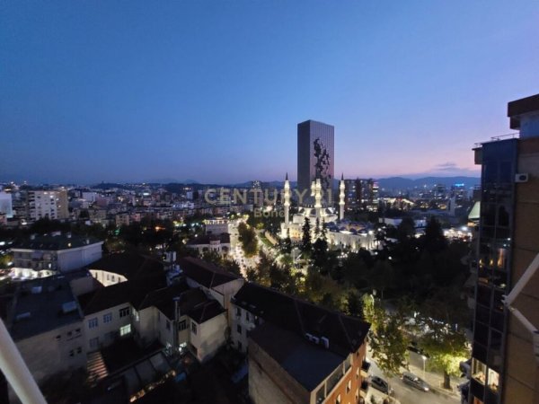 Tirane, jepet me qera apartament 2+1+Aneks+Ballkon Kati 10, 108 m² 980 € (Parlamenti)