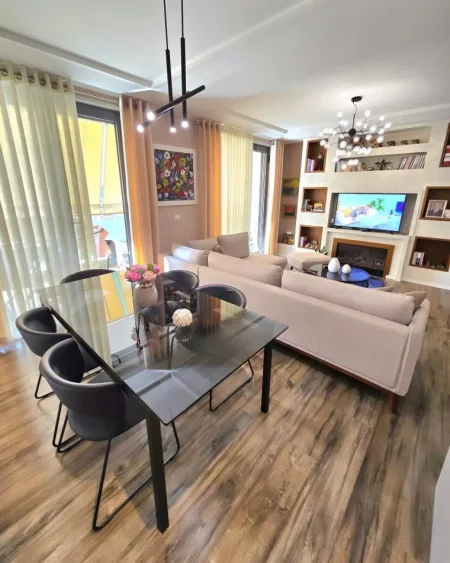 Tirane, shitet apartament 2+1 , 136 m² 295.000 € (21 Dhjetori)