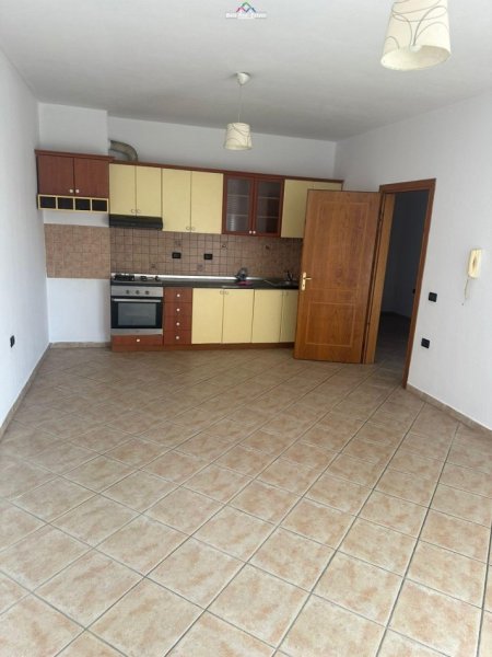 Tirane, jepet me qera apartament 1+1+Ballkon Kati 4, 60 m² 450 € (vasil shanto)