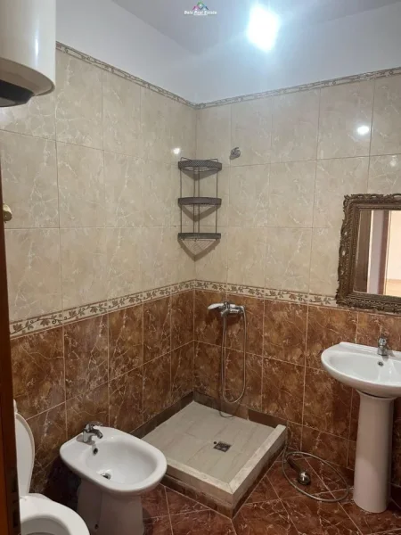 Tirane, jepet me qera apartament 1+1+Ballkon Kati 4, 60 m² 450 € (vasil shanto)