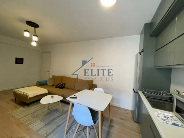 Tirane, jepet me qera apartament 1+1+Ballkon Kati 4, 55 m² 700 € (Sallvaret)