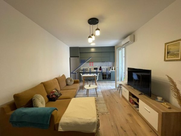 Tirane, jepet me qera apartament 1+1+Ballkon Kati 4, 55 m² 700 € (Sallvaret)