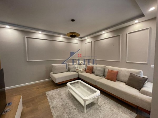 Tirane, jepet me qera apartament 2+1+Ballkon Kati 4, 100 m² 1.000 € (Shallvaret)