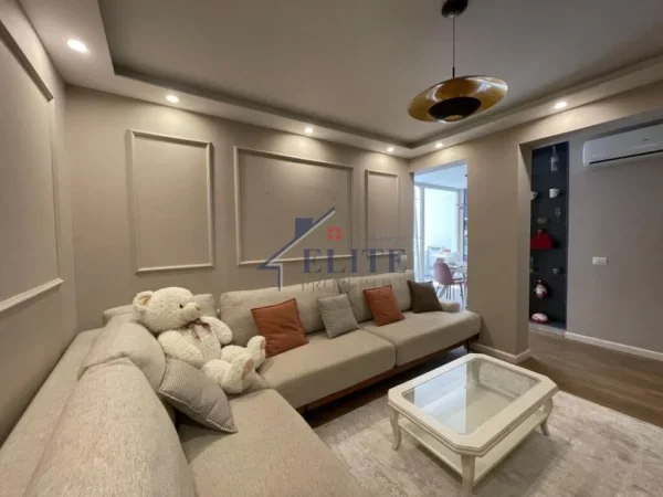 Tirane, jepet me qera apartament 2+1+Ballkon Kati 4, 100 m² 1.000 € (Shallvaret)