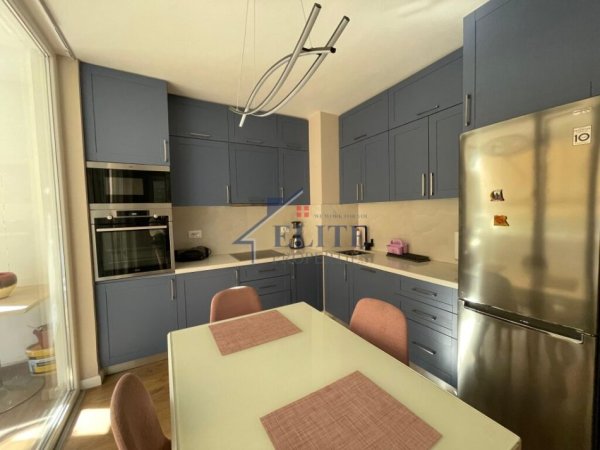 Tirane, jepet me qera apartament 2+1+Ballkon Kati 4, 100 m² 1.000 € (Shallvaret)