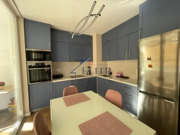 Tirane, jepet me qera apartament 2+1+Ballkon Kati 4, 100 m² 1.000 € (Shallvaret)