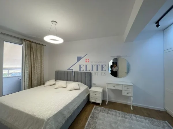 Tirane, jepet me qera apartament 2+1+Ballkon Kati 4, 100 m² 1.000 € (Shallvaret)