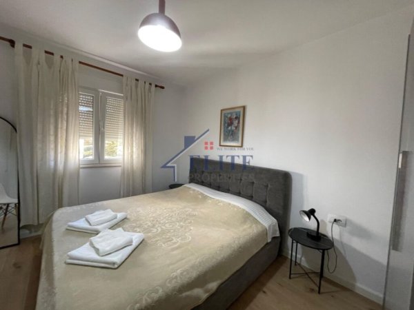 Tirane, jepet me qera apartament 2+1+Ballkon Kati 4, 100 m² 1.000 € (Shallvaret)