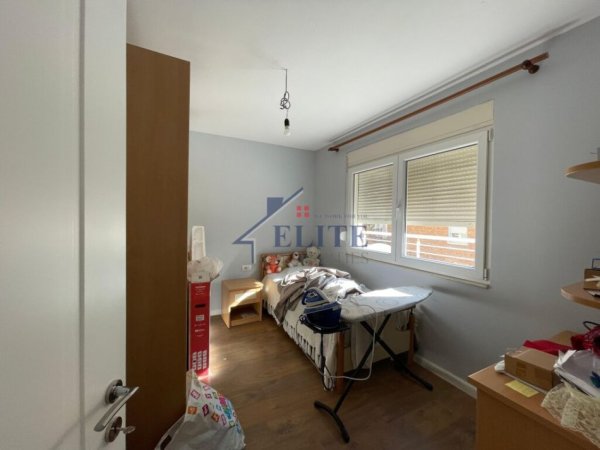 Tirane, jepet me qera apartament 2+1+Ballkon Kati 4, 100 m² 1.000 € (Shallvaret)