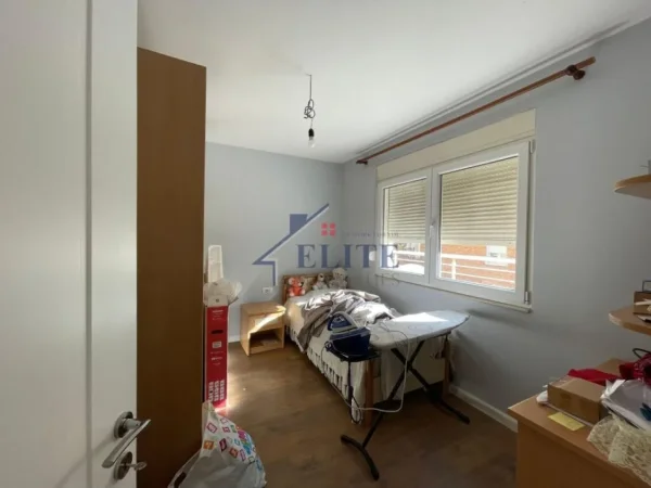 Tirane, jepet me qera apartament 2+1+Ballkon Kati 4, 100 m² 1.000 € (Shallvaret)