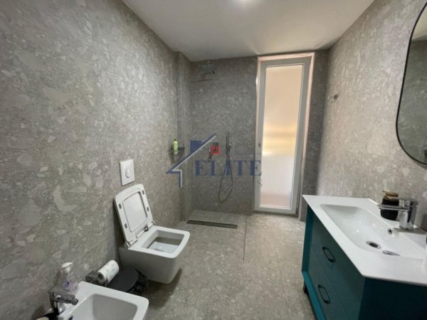 Tirane, jepet me qera apartament 2+1+Ballkon Kati 4, 100 m² 1.000 € (Shallvaret)