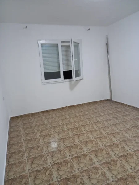 Tirane, shitet apartament 1+1 Kati 1, 63 m² 69.000 € (Kombinat)