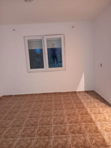 Tirane, shitet apartament 1+1 Kati 1, 63 m² 69.000 € (Kombinat)