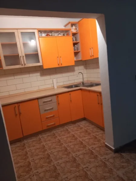 Tirane, shitet apartament 1+1 Kati 1, 63 m² 69.000 € (Kombinat)